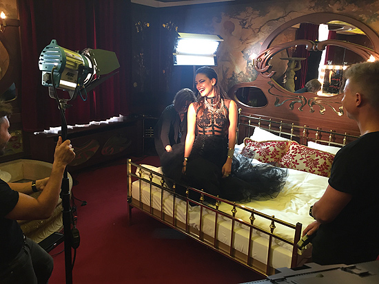 Fotoshooting mit Janina Uhse in der "Paris Suite" des M&uuml;nchner Hotel Bayerischer Hof (Foto: Martin Schmitz)